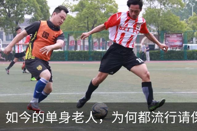 如今的单身老人，为何都流行请保姆？47岁保姆：反正不是为了享受